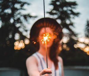 Preview wallpaper sparkler, girl, hand, glare