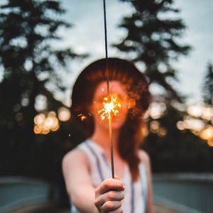 Preview wallpaper sparkler, girl, hand, glare