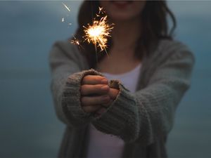 Preview wallpaper sparkler, girl, hands