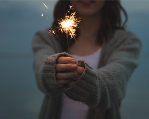 Preview wallpaper sparkler, girl, hands