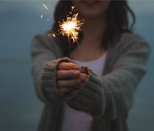 Preview wallpaper sparkler, girl, hands