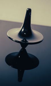 Preview wallpaper spinning top, figure, reflection, dark, tilt