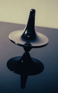 Preview wallpaper spinning top, figure, reflection, dark, tilt