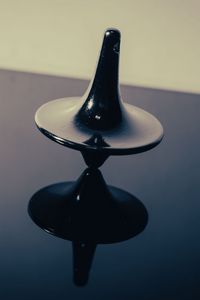 Preview wallpaper spinning top, figure, reflection, dark, tilt