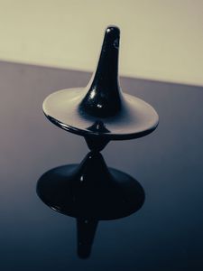 Preview wallpaper spinning top, figure, reflection, dark, tilt