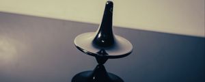 Preview wallpaper spinning top, figure, reflection, dark, tilt