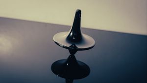 Preview wallpaper spinning top, figure, reflection, dark, tilt