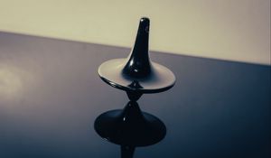 Preview wallpaper spinning top, figure, reflection, dark, tilt