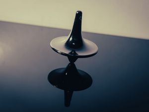 Preview wallpaper spinning top, figure, reflection, dark, tilt