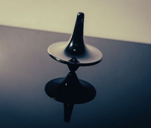 Preview wallpaper spinning top, figure, reflection, dark, tilt