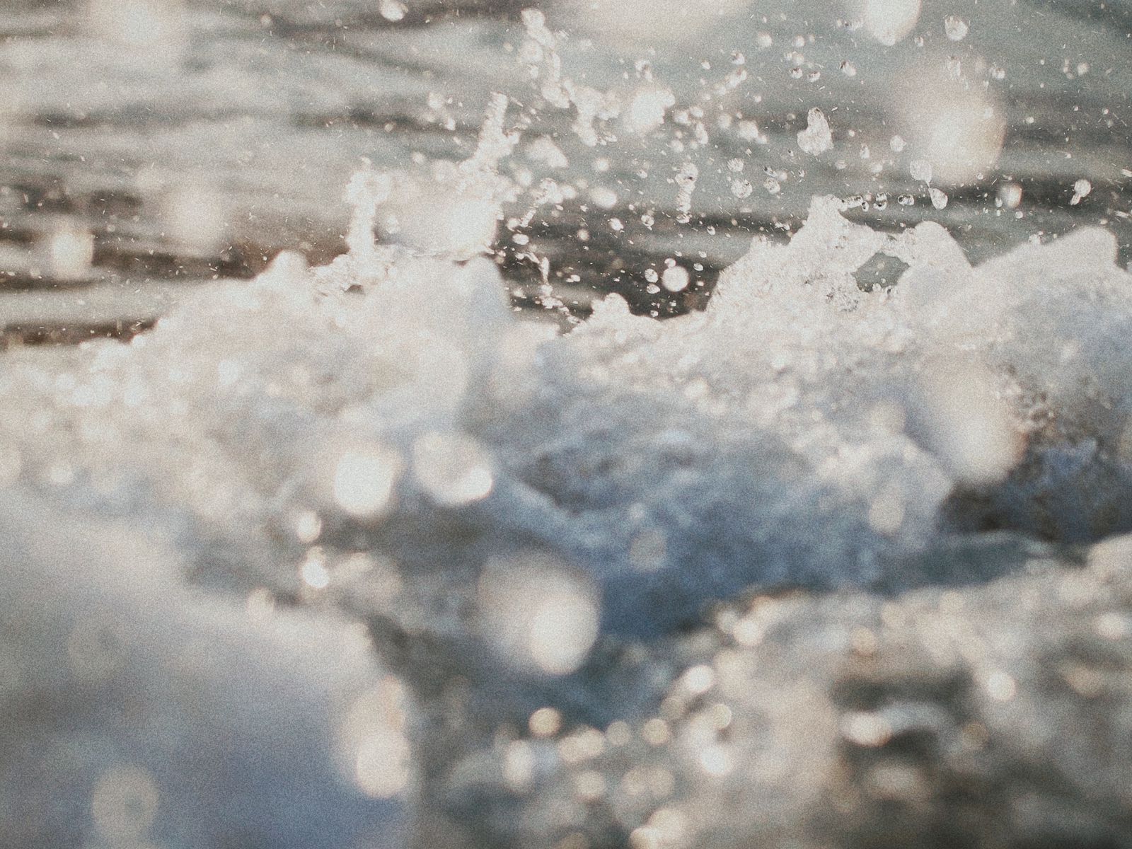 1600x1200 Wallpaper splash, spray, foam, waves