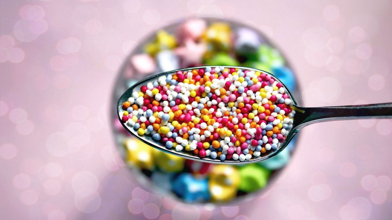 Wallpaper spoon, pills, plate, table, sweets