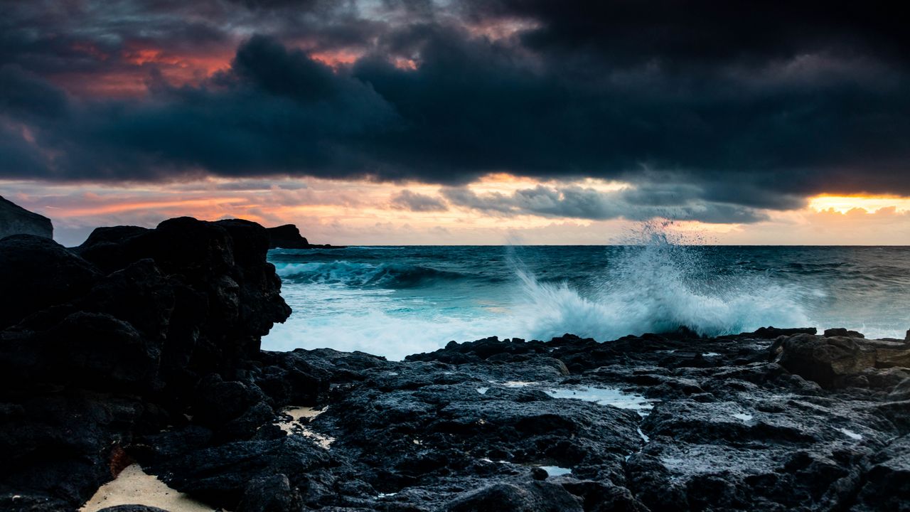 Wallpaper spray, rocks, sea, horizon