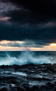 Preview wallpaper spray, rocks, sea, horizon