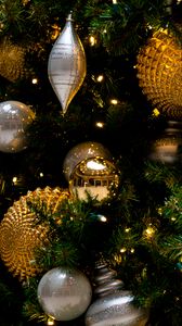 Preview wallpaper spruce, balls, garland, glare, new year