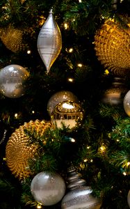 Preview wallpaper spruce, balls, garland, glare, new year