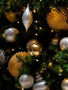 Preview wallpaper spruce, balls, garland, glare, new year