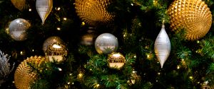 Preview wallpaper spruce, balls, garland, glare, new year