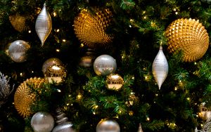 Preview wallpaper spruce, balls, garland, glare, new year