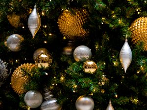 Preview wallpaper spruce, balls, garland, glare, new year