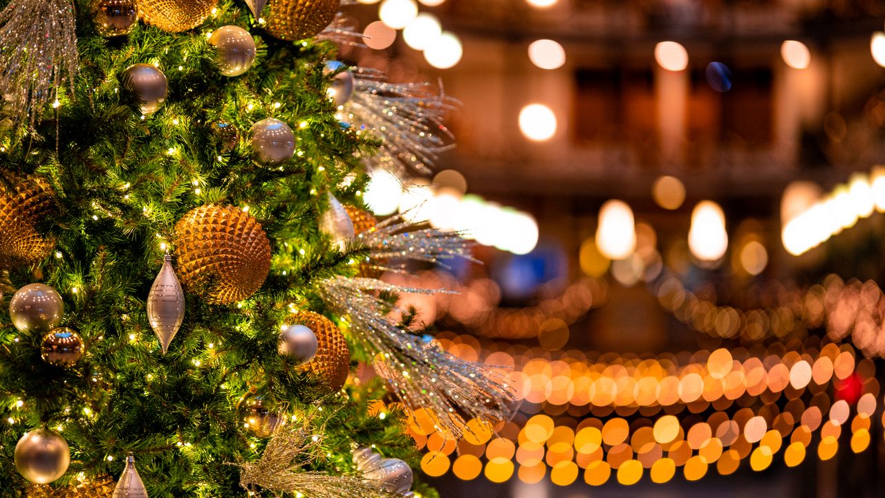 Wallpaper spruce, garland, balls, new year, christmas