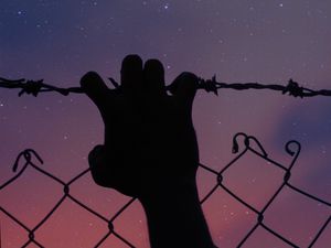 Preview wallpaper starry sky, hand, barbed wire, fence, freedom, night