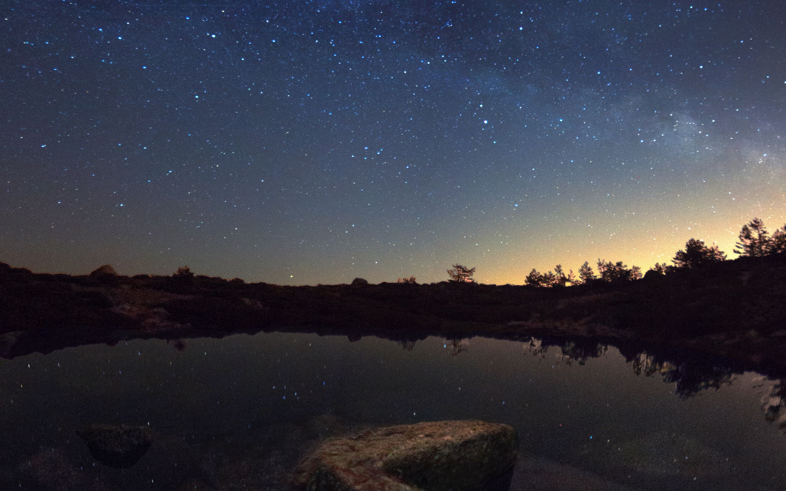 Download wallpaper 2560x1600 starry sky, lake, night, horizon