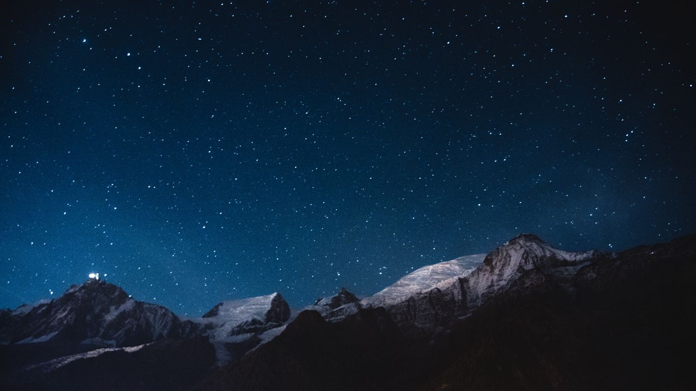 Với ngọn núi đầy sao đêm bao la, hãy chiêm ngưỡng khung cảnh đẹp như tranh trong hình ảnh này! Nét đẹp trời đêm với hàng tỉ ngôi sao sáng lấp lánh chắc chắn sẽ khiến bạn cảm thấy bình yên và đầy năng lượng mới cho một ngày mới đầy thử thách.