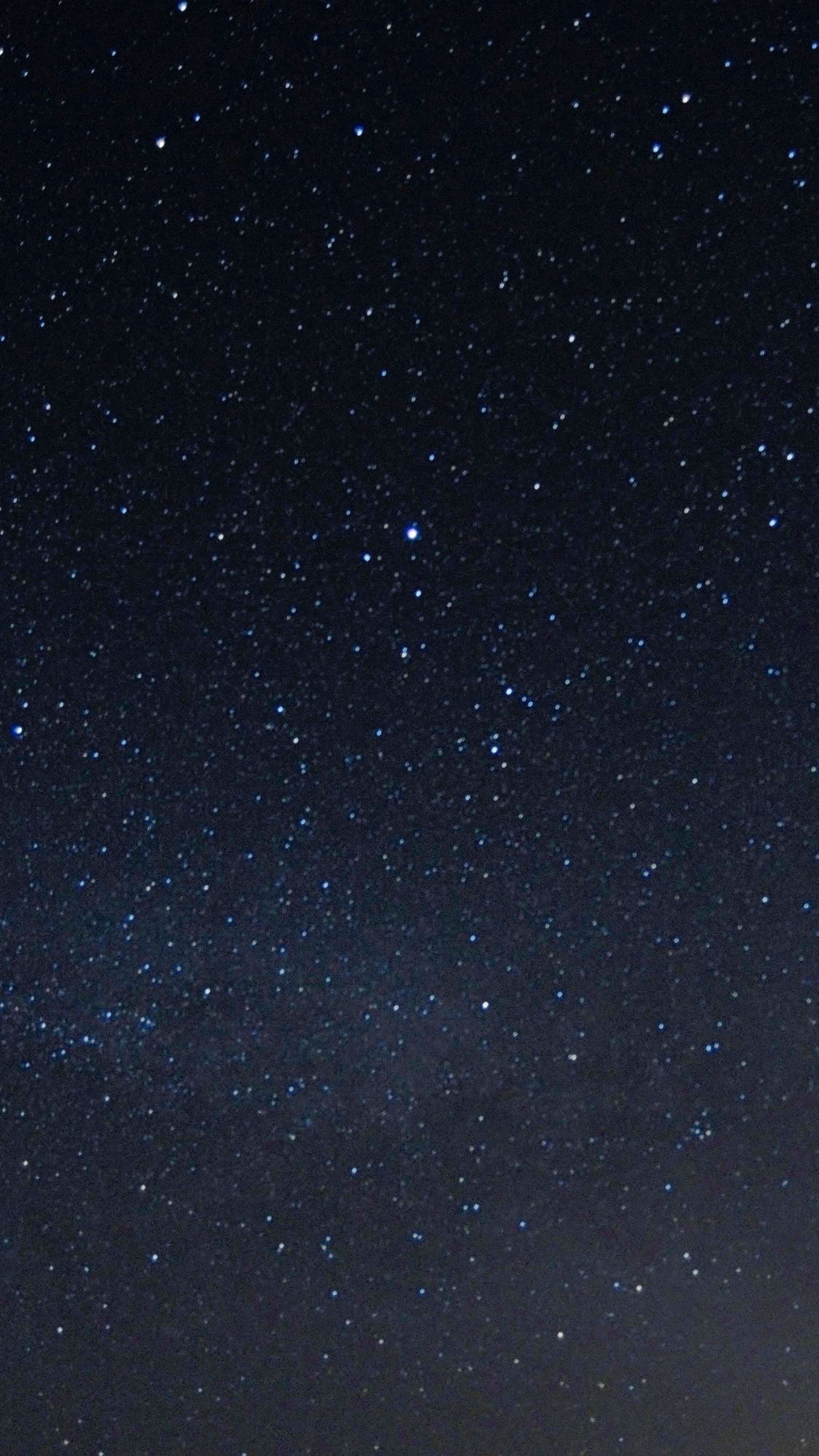 Bầu trời đêm với những ngôi sao lấp lánh chắc chắn sẽ tạo nên một hình nền tuyệt đẹp cho chiếc Iphone của bạn. Với kích thước tệp 1350x2400, các hình nền sao đêm và bầu trời đêm sẽ maximize vẻ đẹp của màn hình Iphone 8+/7+. Tải về ngay và cập nhật hình nền mới cho điện thoại của bạn. 