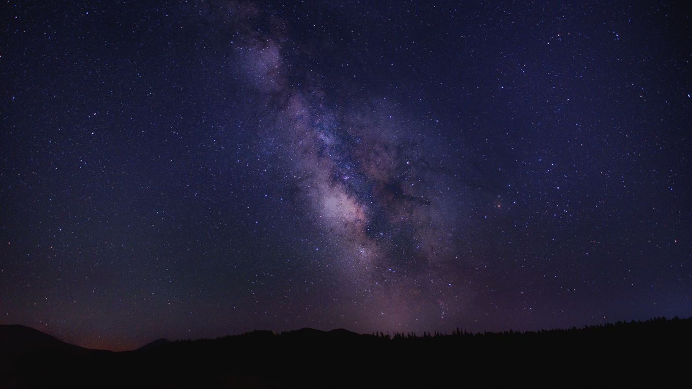 Bất kể bạn ở đâu, hình nền Starry night sky đều mang đến cho bạn cảm giác yên bình, tĩnh mịch như đang sống trong một vũ trụ đầy huyền bí và đầy sao lấp lánh. Hãy xem ngay để thưởng thức cảm giác không gian tuyệt đẹp đó.