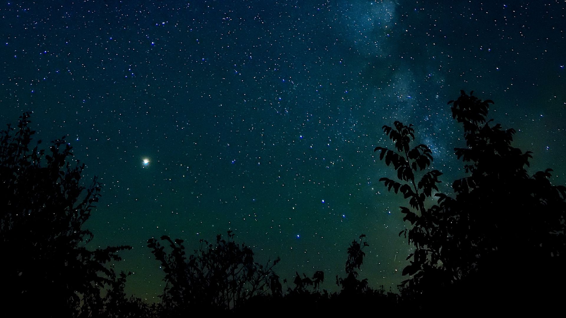 Tận hưởng khung cảnh đêm đầy ngấn lệ của bầu trời sao và tâm hồn bạn sẽ được thăng hoa. Hình nền Starry sky sẽ đưa bạn về với một không gian thần tiên và đầy tràn cảm xúc.
