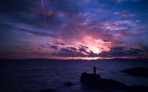 Preview wallpaper starry sky, silhouette, rock, sea, horizon, night