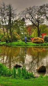 Preview wallpaper statue, dragon, pond, garden, brightly, green