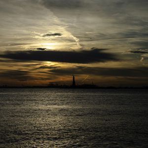 Preview wallpaper statue of liberty, silhouette, water, sunset, dark