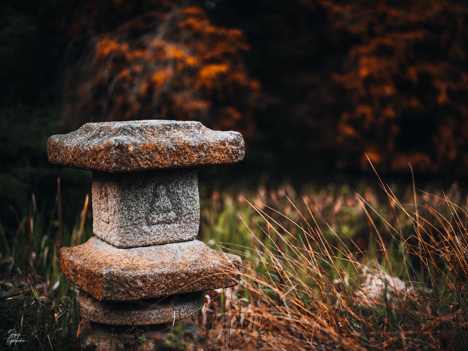 1600x1200 Wallpaper statue, stone, blur