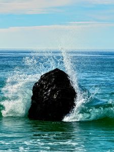 Preview wallpaper stone, sea, ocean, splashes, nature