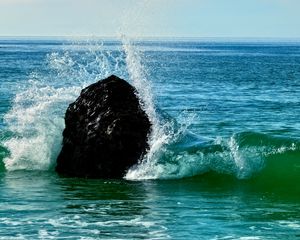 Preview wallpaper stone, sea, ocean, splashes, nature