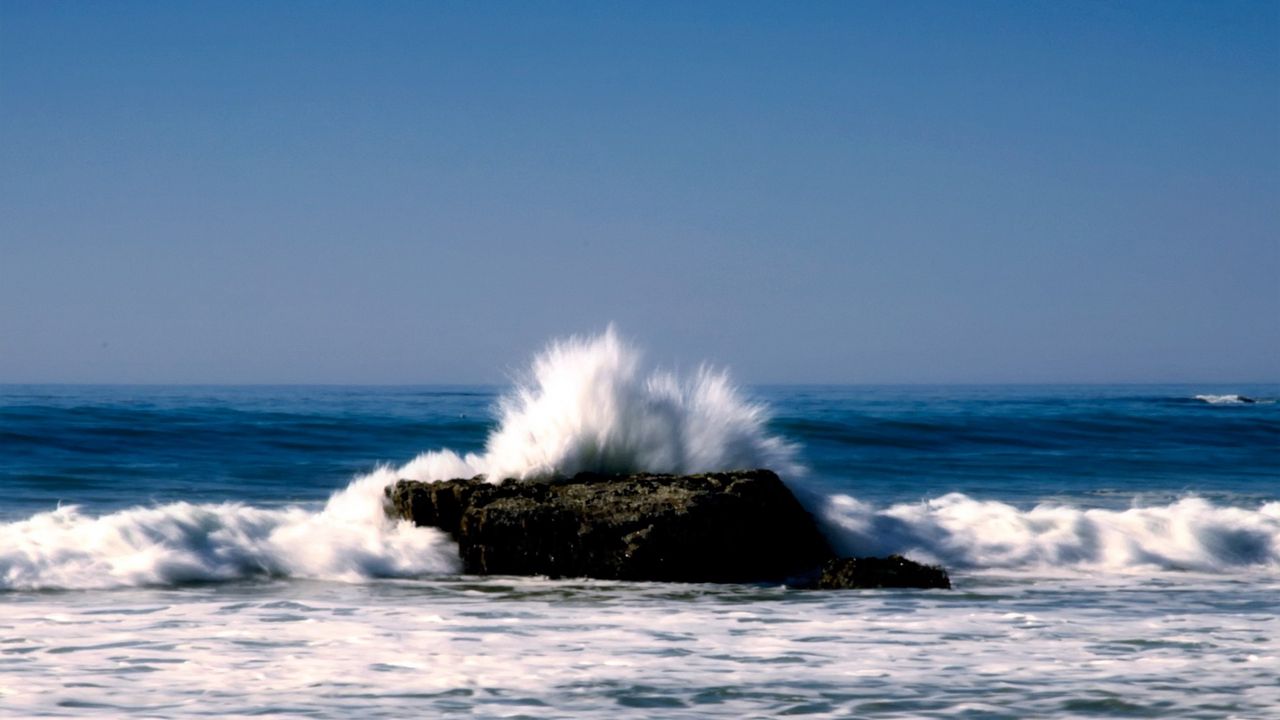 Wallpaper stone, sea, splashes, wave