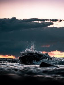Preview wallpaper stone, spray, clouds, sunset, sea