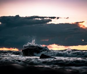 Preview wallpaper stone, spray, clouds, sunset, sea