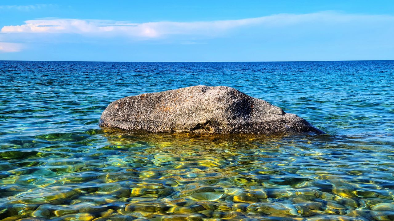 Wallpaper stone, water, pebbles, horizon