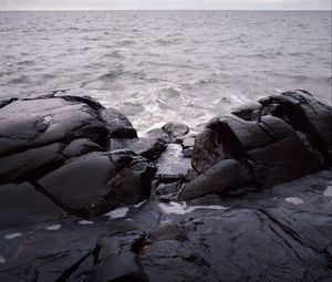 Preview wallpaper stones, boulders, cranny, sea, horizon