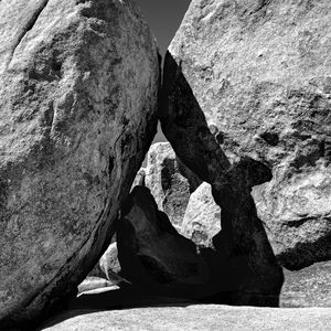 Preview wallpaper stones, gorge, black and white