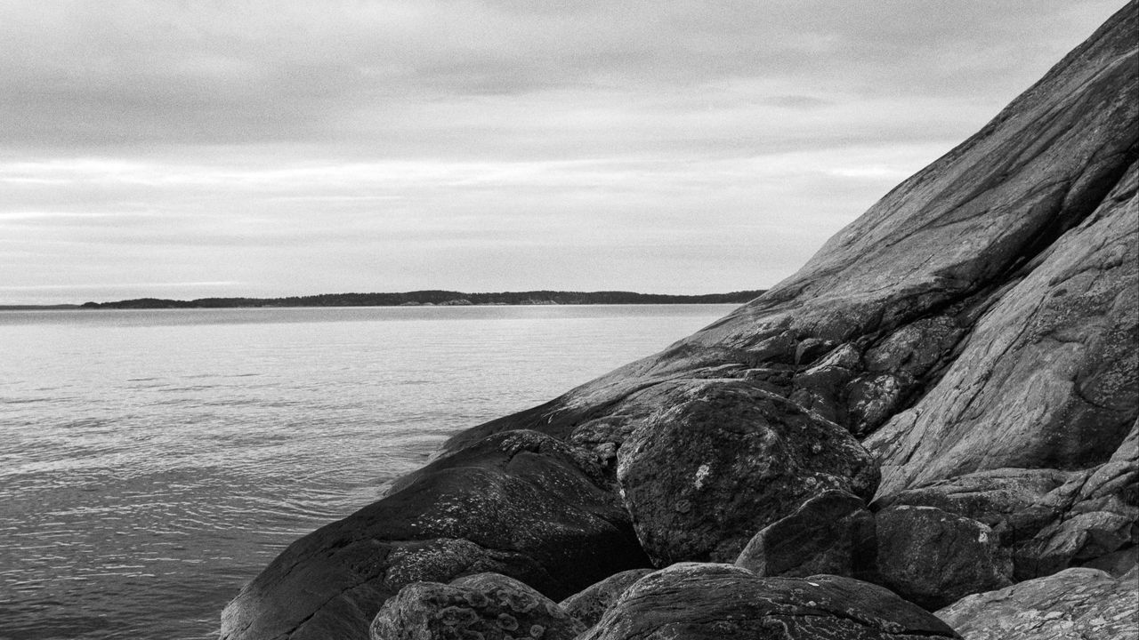 Wallpaper stones, rock, sea, black and white, landscape