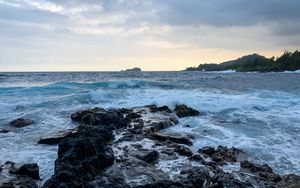 Preview wallpaper stones, sea, waves, horizon