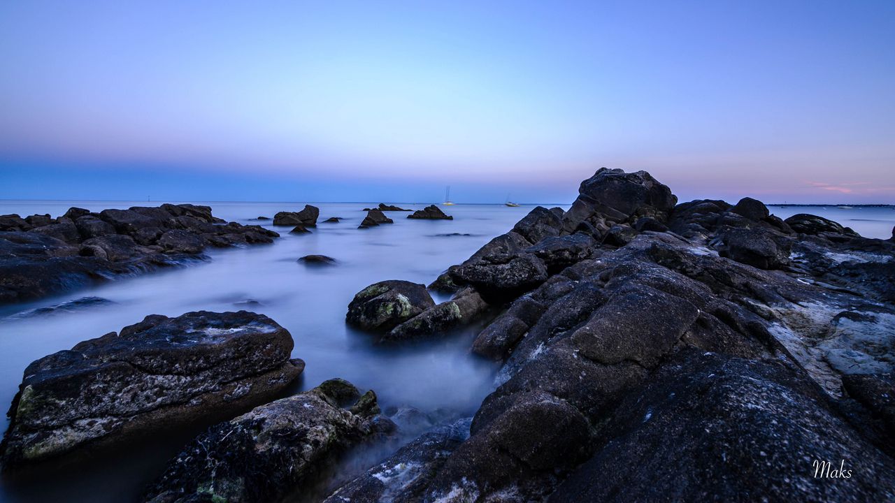 Wallpaper stones, water, fog, horizon