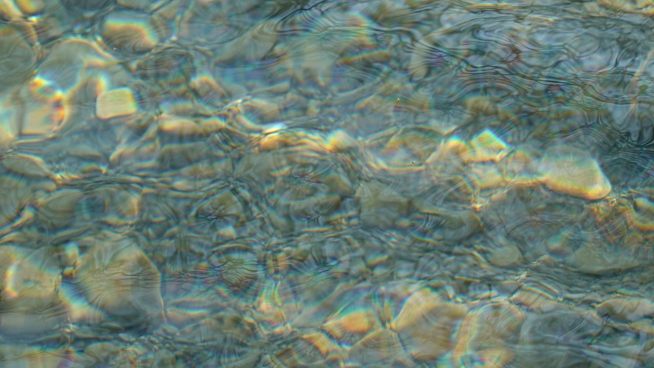 Wallpaper stones, water, glare, minimalism