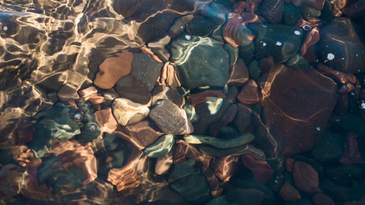 Wallpaper stones, water, ripples, distortion