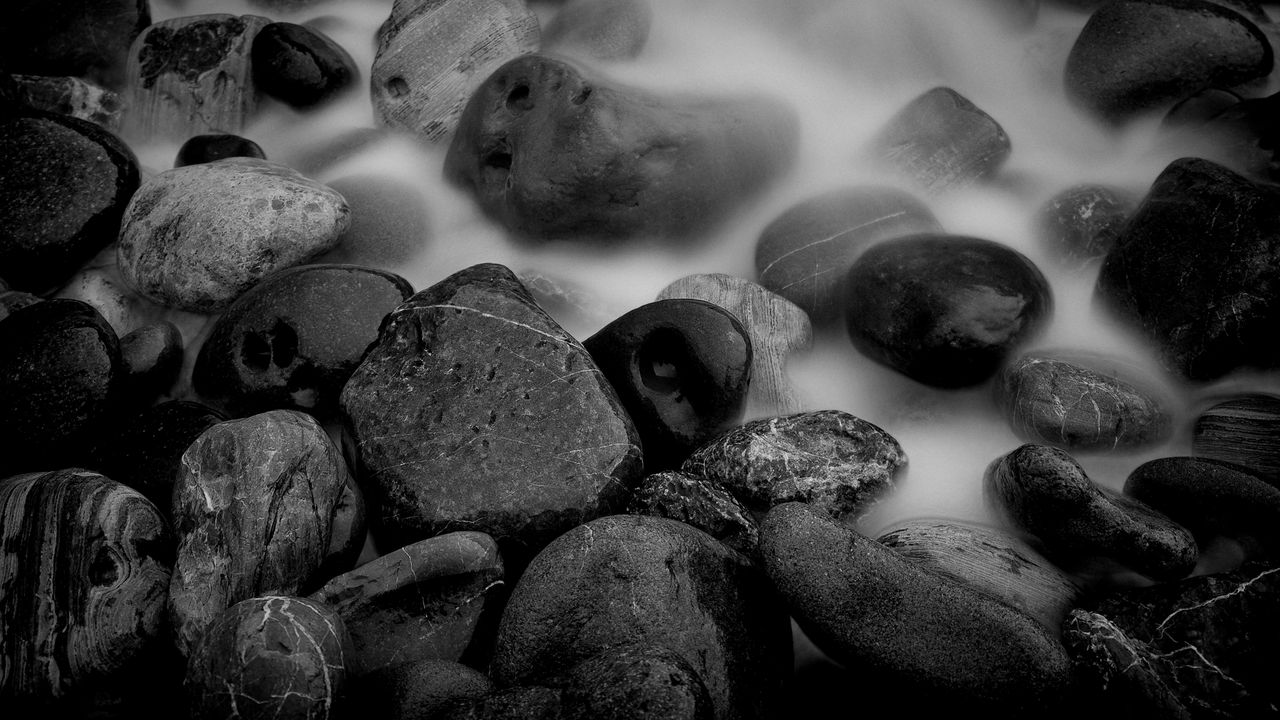Wallpaper stones, wet, black white