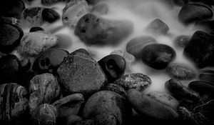 Preview wallpaper stones, wet, black white